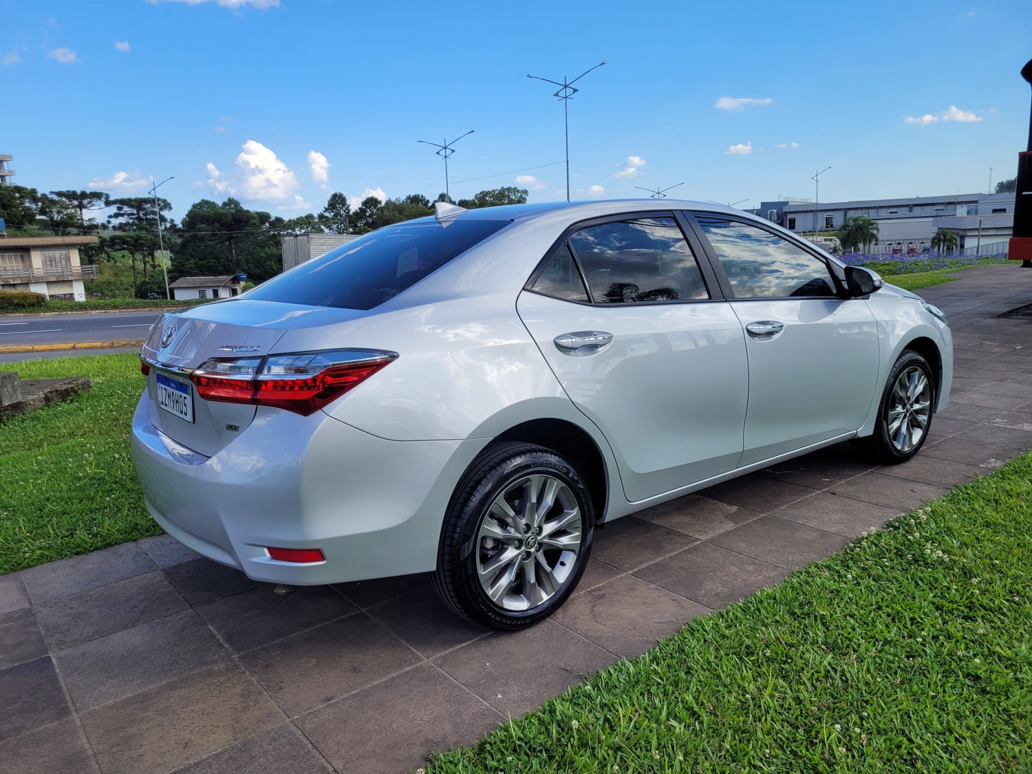 TOYOTA - COROLLA - 2019/2019 - Prata - R$ 108.900,00