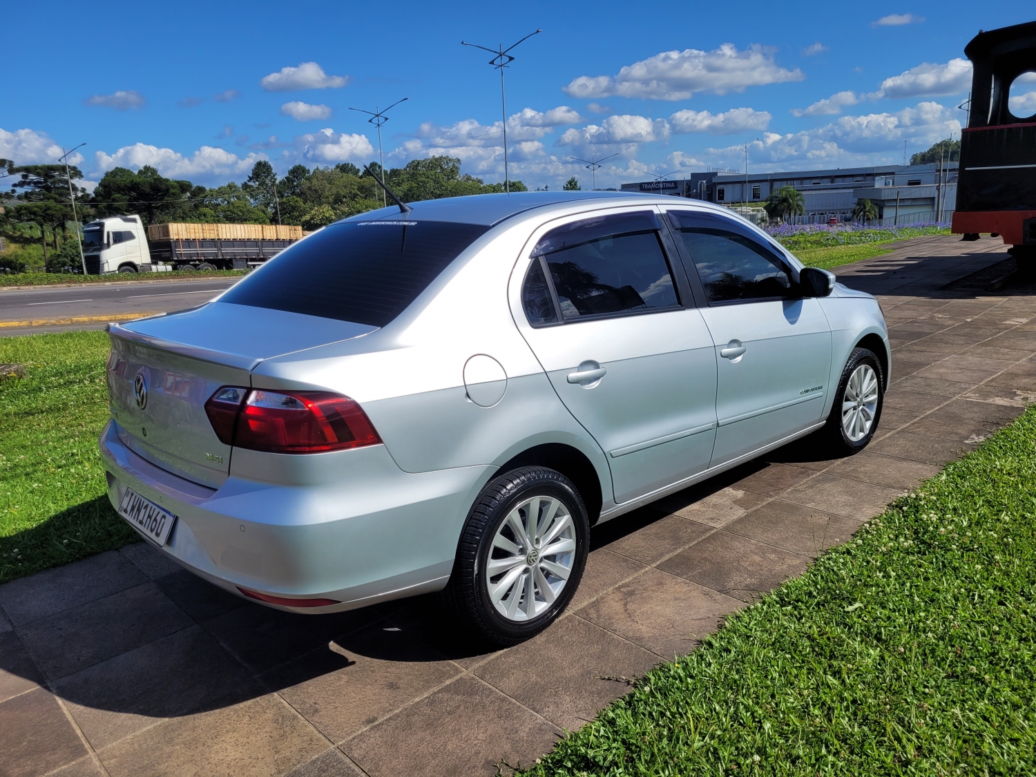 VOLKSWAGEN - VOYAGE - 2015/2015 - Prata - R$ 45.900,00