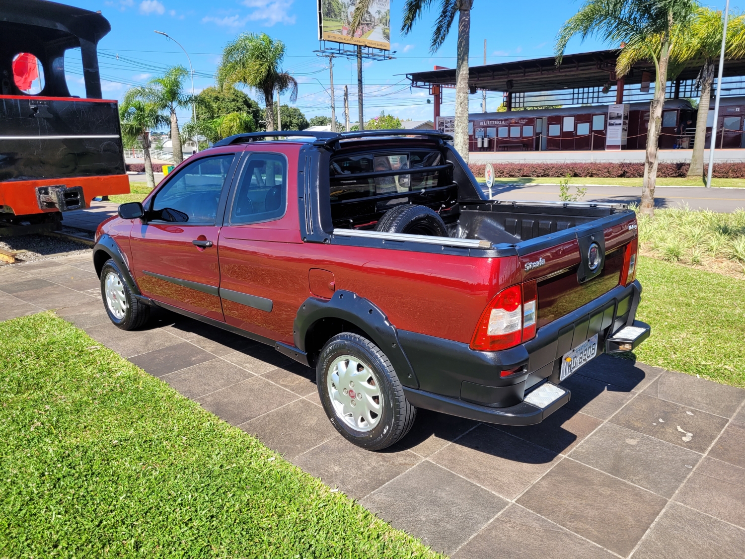 FIAT - STRADA - 2011/2011 - Vermelha - R$ 49.900,00