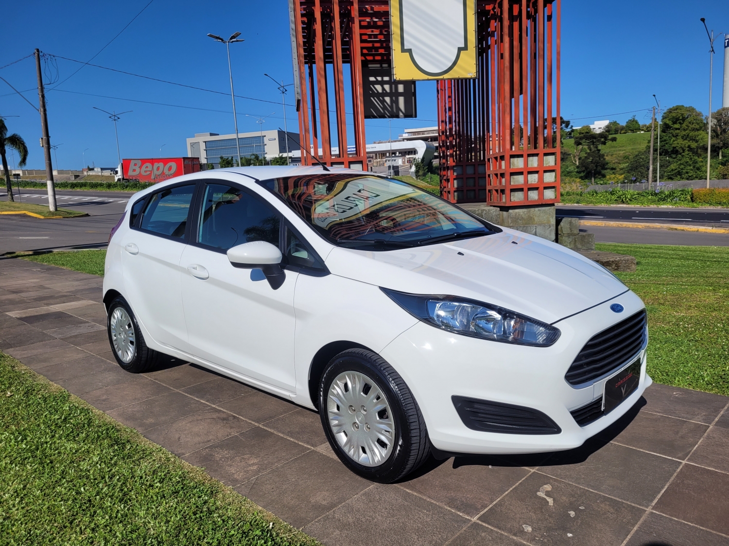 FORD - FIESTA - 2015/2015 - Branca - R$ 46.900,00