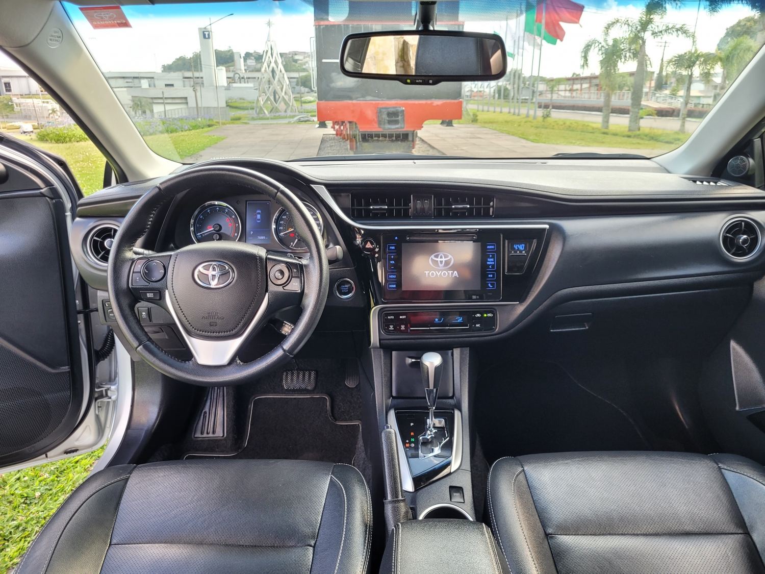 TOYOTA - COROLLA - 2019/2019 - Prata - R$ 108.900,00