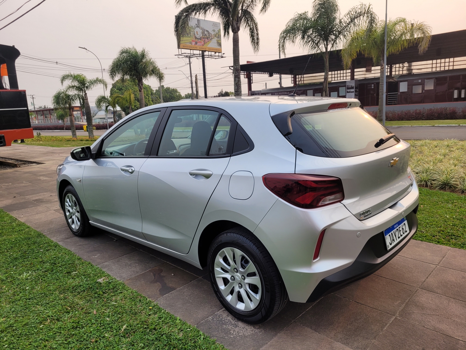 CHEVROLET - ONIX - 2022/2022 - Prata - R$ 75.900,00