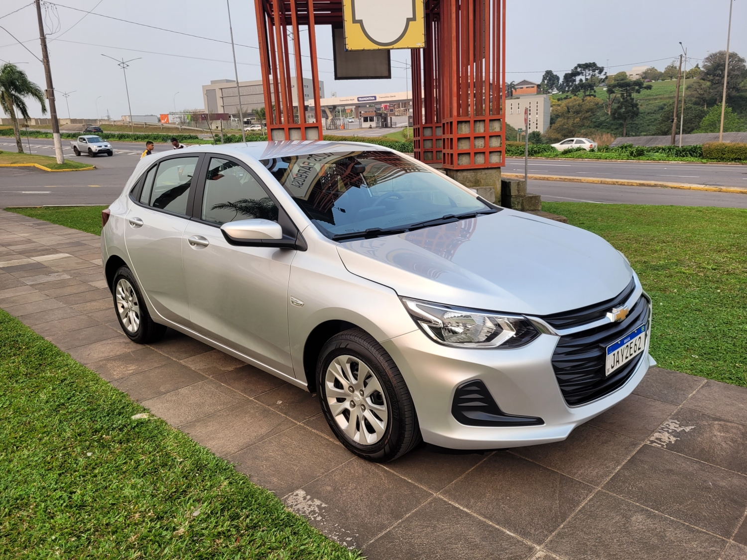 CHEVROLET - ONIX - 2022/2022 - Prata - R$ 75.900,00