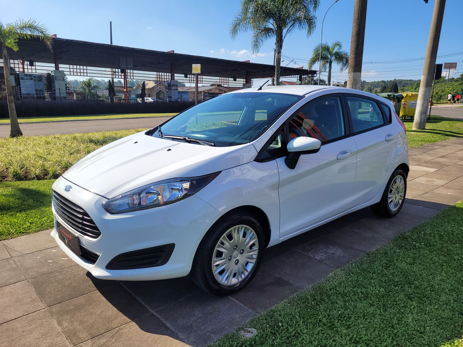 FORD - FIESTA - 2015/2015 - Branca - R$ 46.900,00