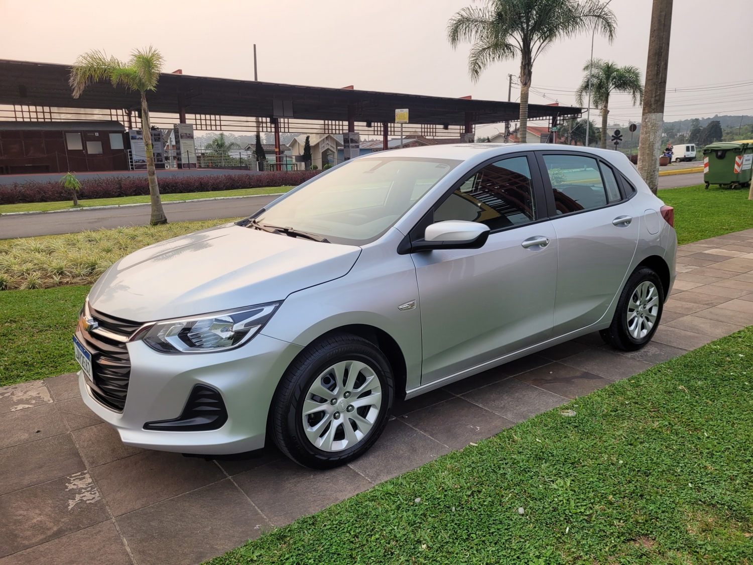 CHEVROLET - ONIX - 2022/2022 - Prata - R$ 75.900,00