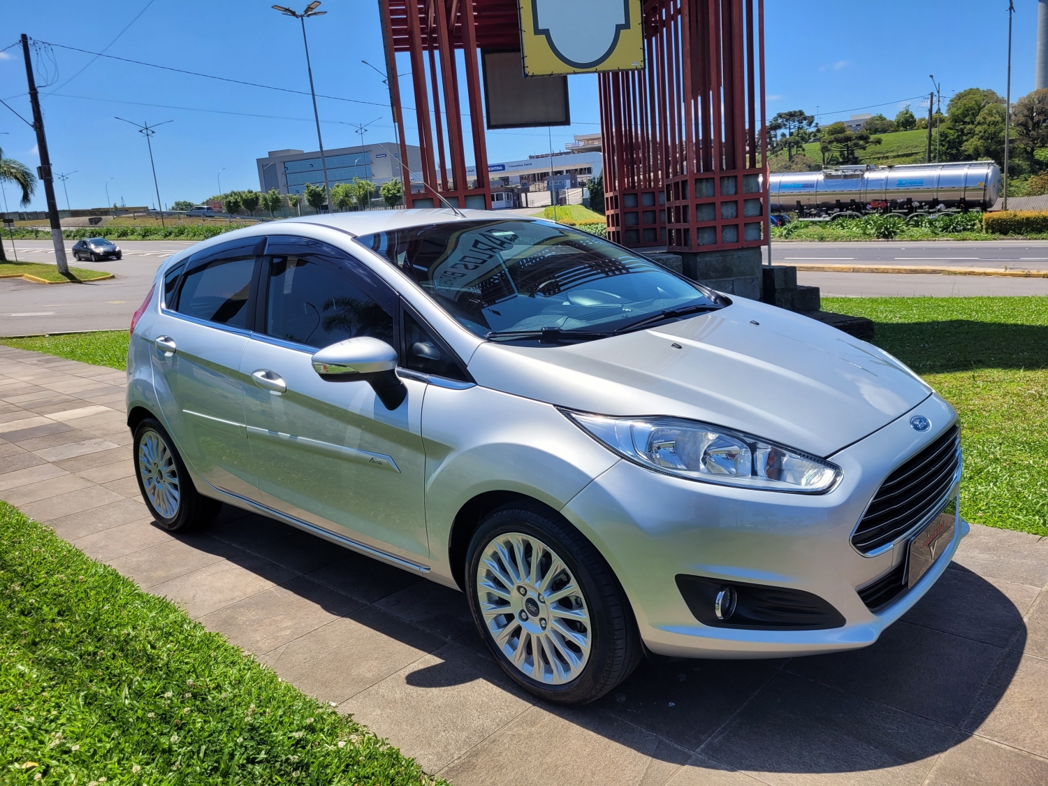 FORD - FIESTA - 2017/2017 - Prata - R$ 60.900,00