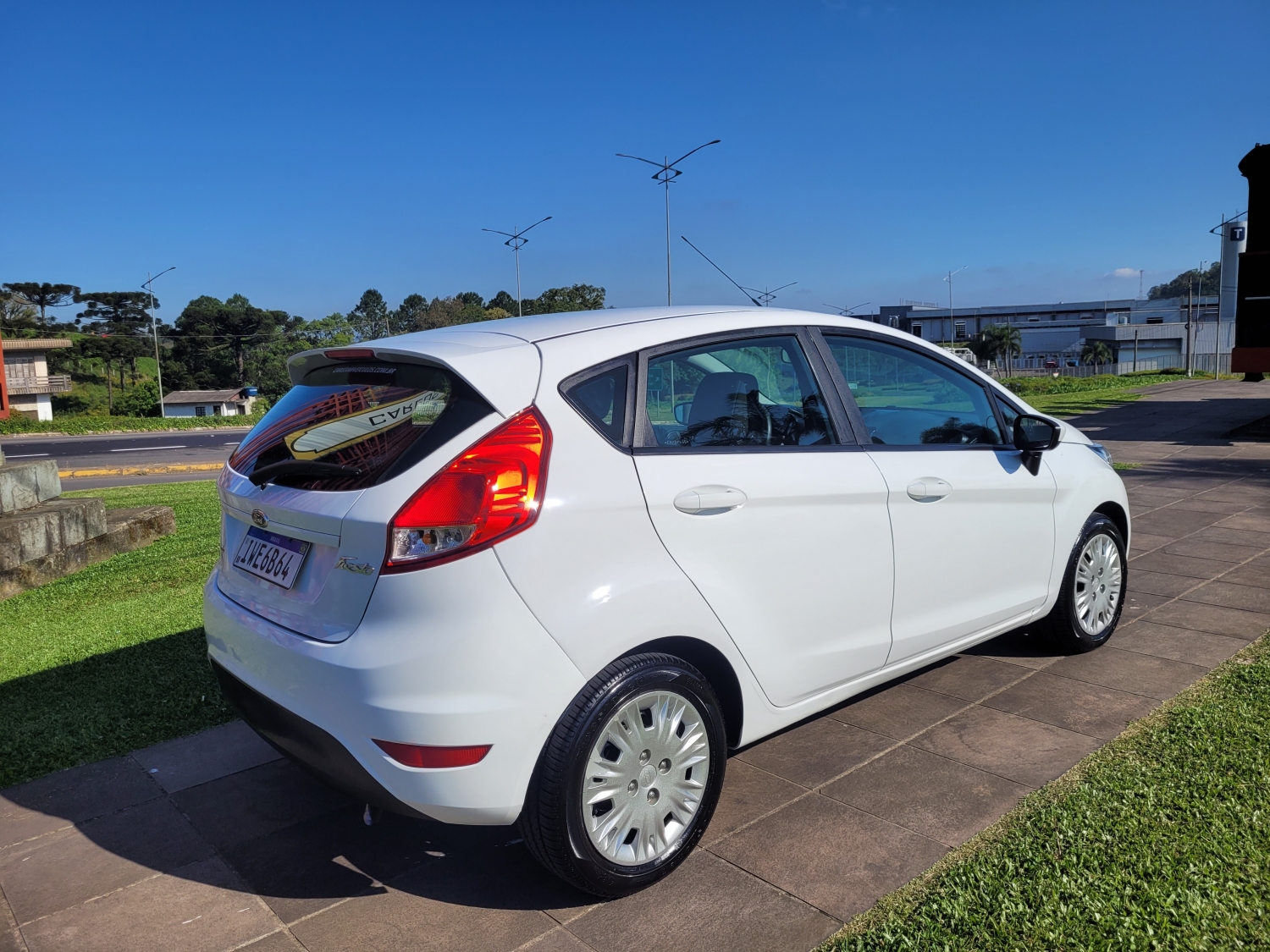 FORD - FIESTA - 2015/2015 - Branca - R$ 46.900,00