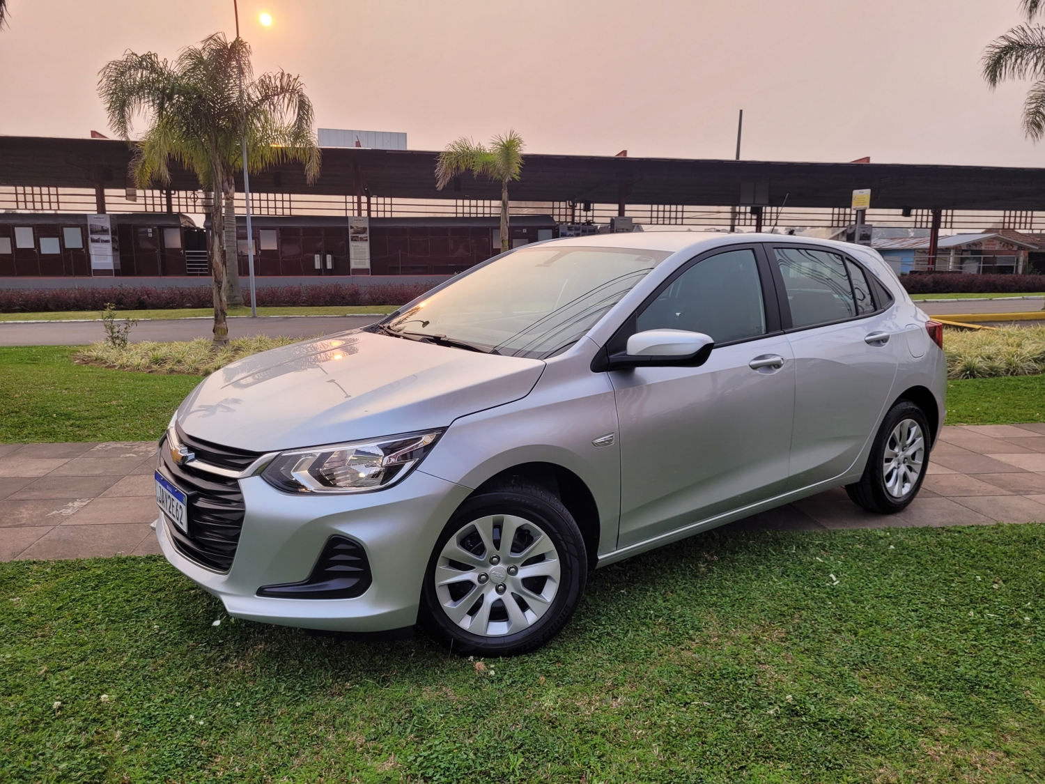 CHEVROLET - ONIX - 2022/2022 - Prata - R$ 75.900,00