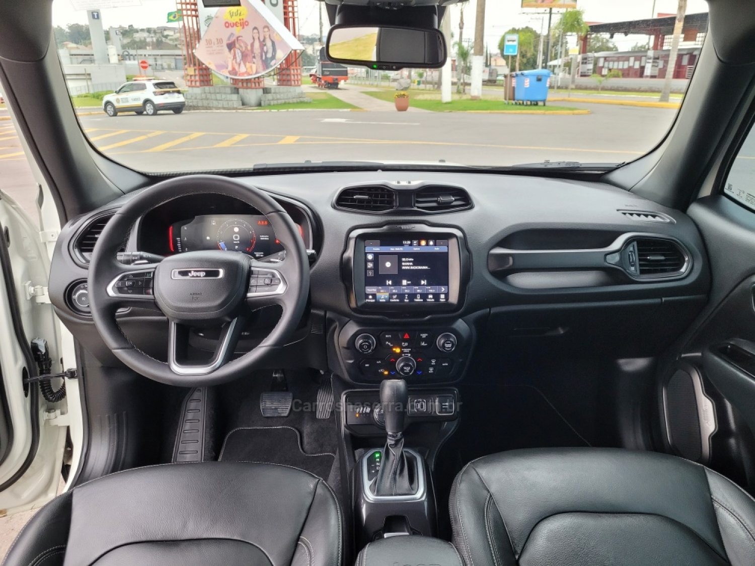 JEEP - RENEGADE - 2022/2022 - Branca - R$ 135.900,00